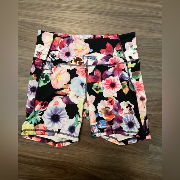 Old Navy Floral Bike Shorts - Black and Multicolor with side pockets size L - Picture 4 of 5